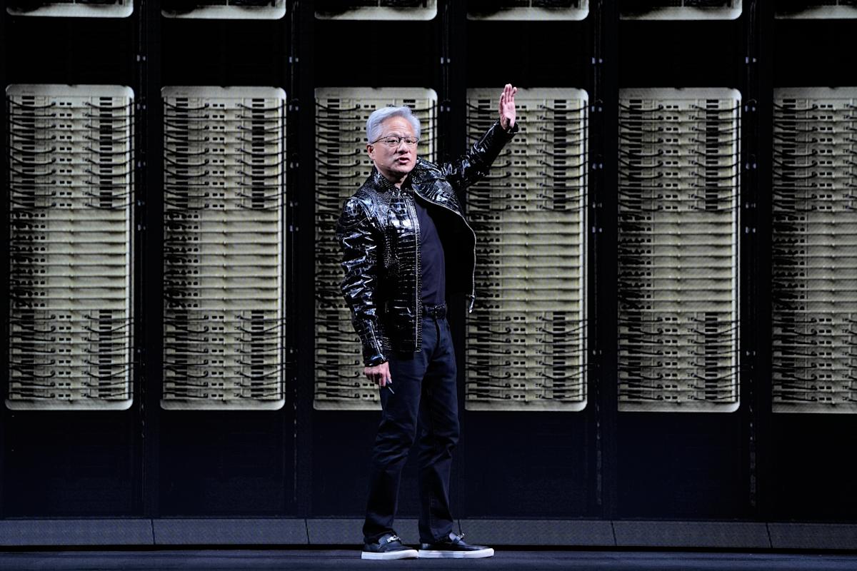 Beijing dă undă verde importurilor de cipuri H200 de la Nvidia pentru gigantele tehnologice Autoritățile chineze au transmis unor dintre cele mai mari companii de tehnologie ale țării, precum Alibaba și Tencent, că pot pregăti comenzi pentru cipurile H200 de la Nvidia