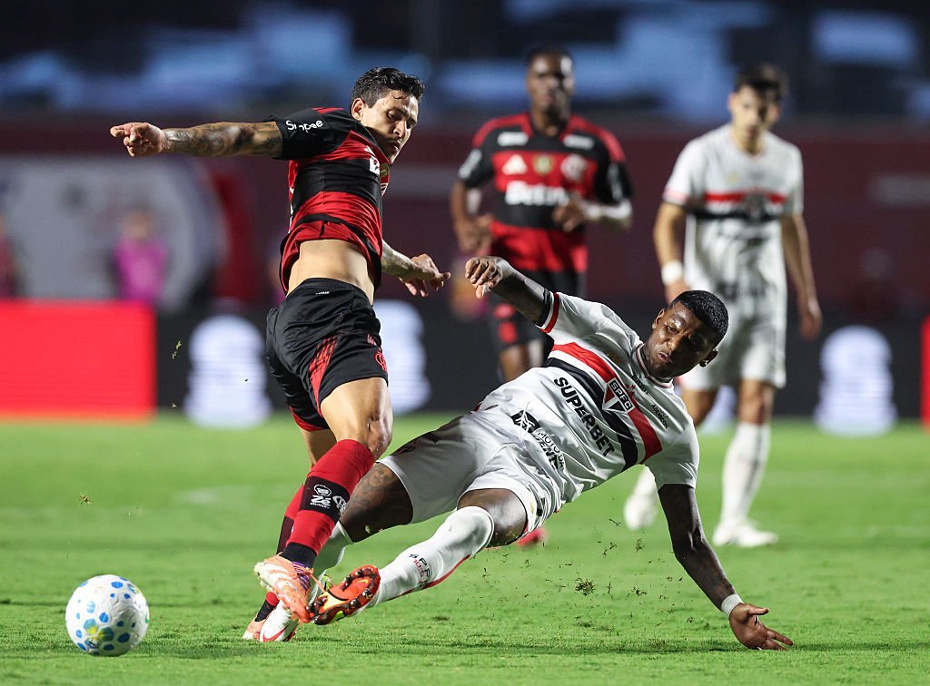 São Paulo triumfă în fața lui Flamengo, revenind spectaculos în deschiderea sezonului 2026 al Brasileirão Într-un meci captivant disputat pe stadionul Morumbi, São Paulo a reușit o revenire impresionantă pentru a înfrunta pe Flamengo, câștigând cu 2-1 în prima rundă a sezonului 2026 al Brasileirão