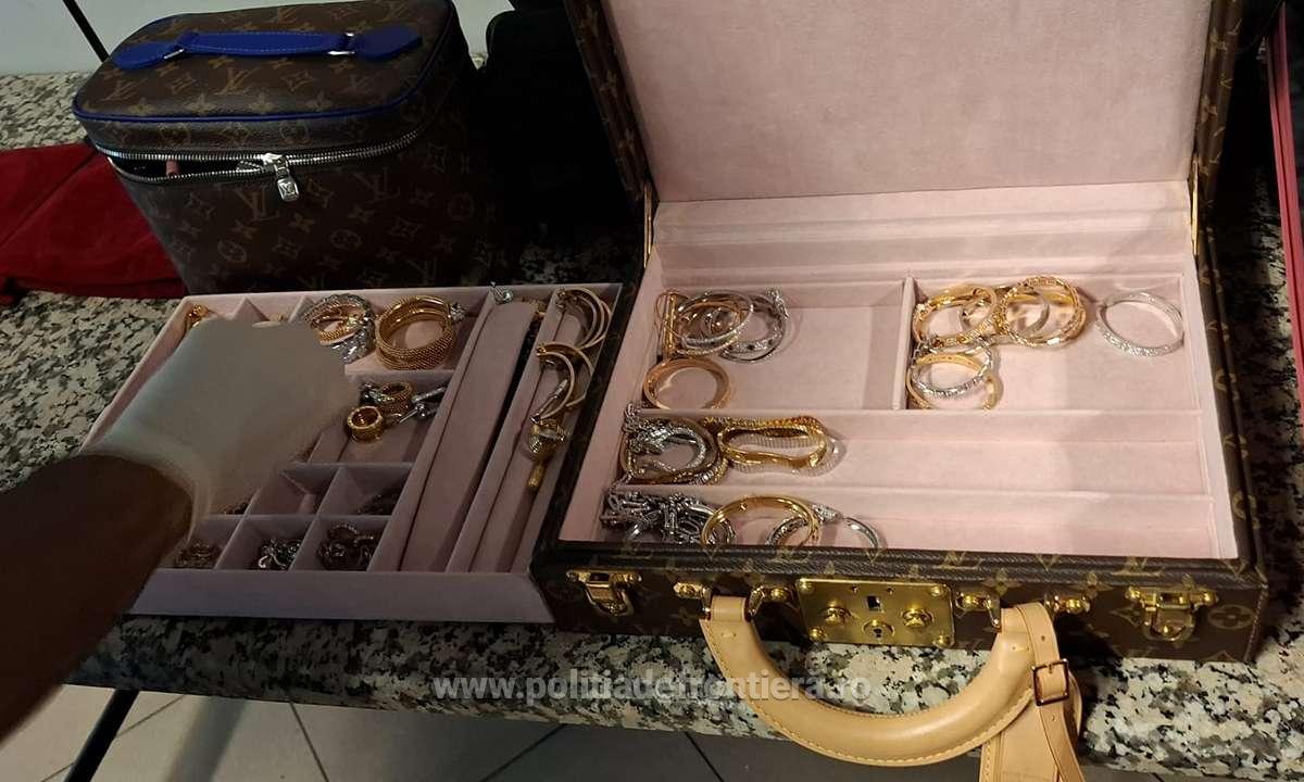 Doi bărbați au descoperit bijuterii, ceasuri de lux și bani nedeclarați în bagaje, valoarea totală fiind estimată la peste 3 milioane de euro