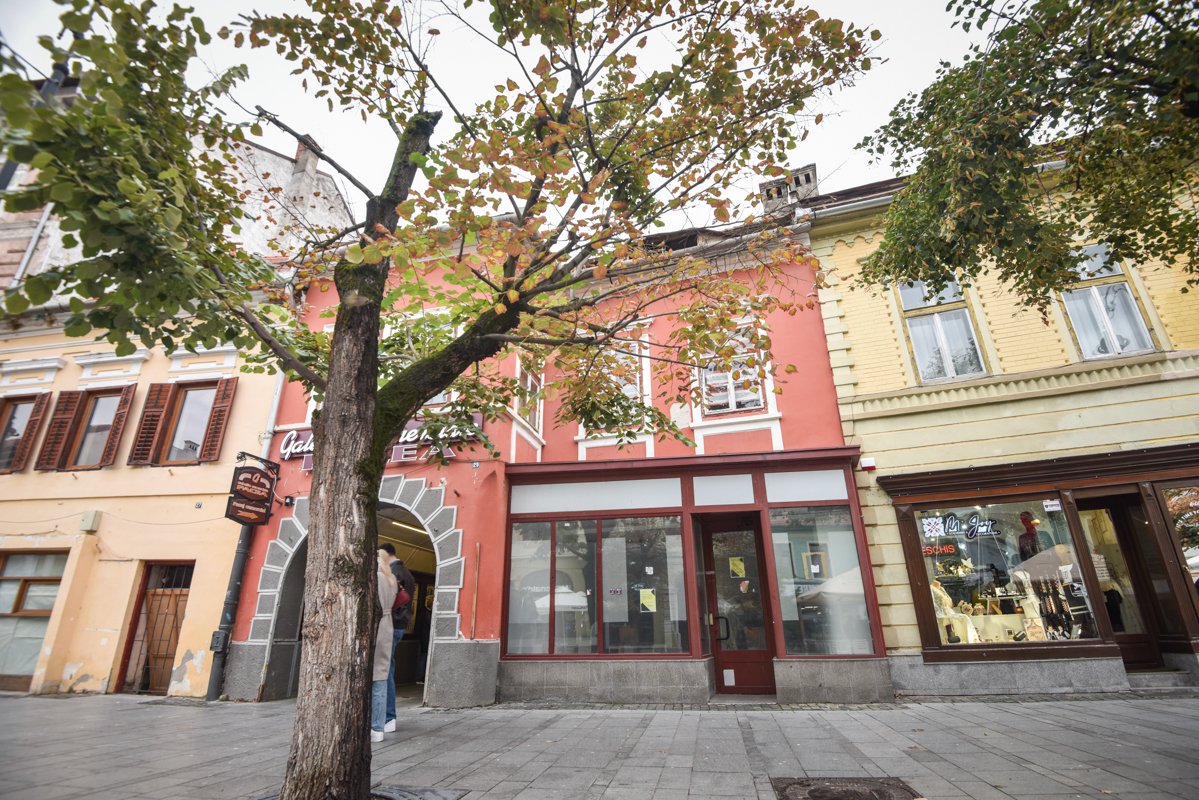 Judecătoria Sibiu a adjudecat integral o casă emblematică din centrul istoric, într-un proces relaționat cu fostul președinte Klaus Iohannis O decizie semnificativă pentru patrimoniul istoric al Sibiului a fost luată în această săptămână, când Tribunalul din Sibiu a stabilit dreptul administrației fiscale locale de a recupera integral o proprietate emblematică din centrul orașului