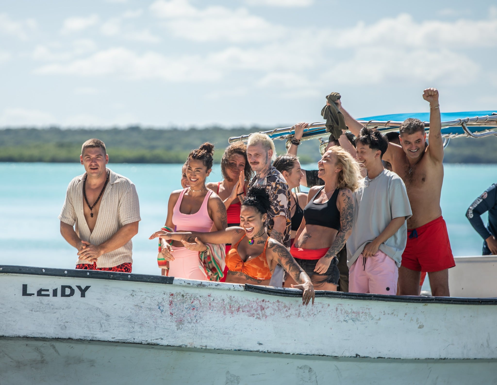Survivor România 2026 a început – Faimoșii și Războinicii, în căutarea victoriei Emisiunea „Survivor România” a debutat în această seară, 9 ianuarie 2026, la ora 20.30, în direct pe Antena 1, reunind două echipe pline de personalitate: Faimoșii și Războinicii