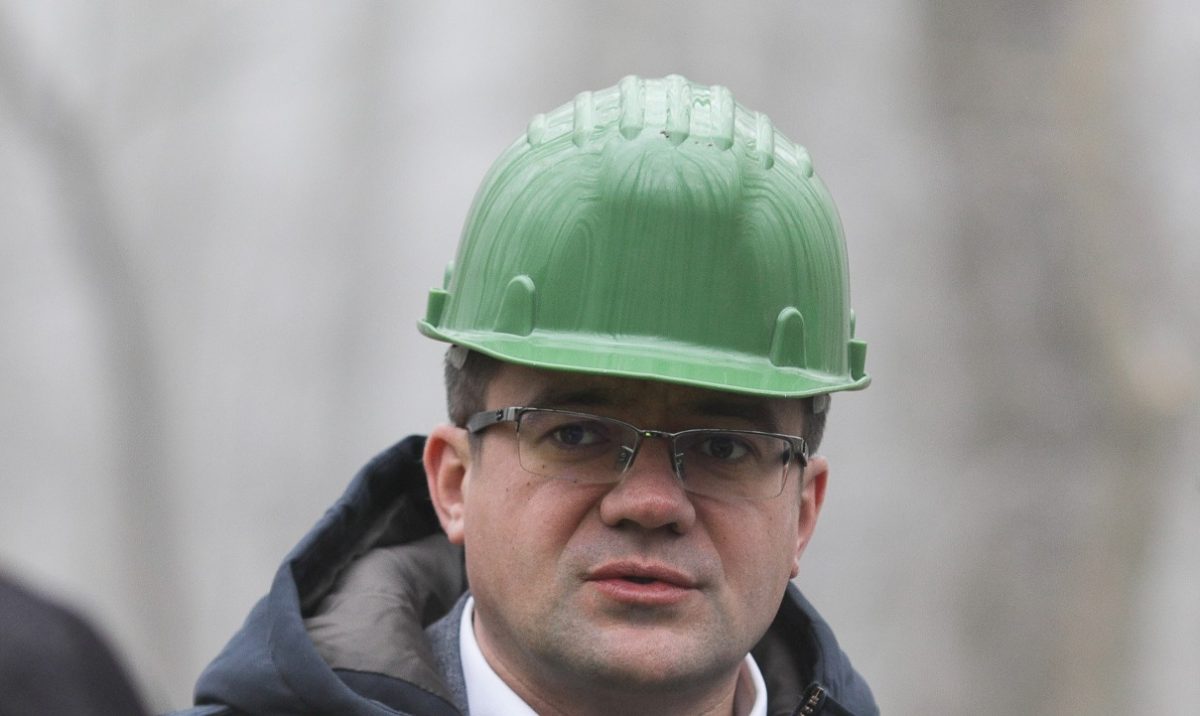 Emanuel (Mihail-Emanuel) Ungureanu, fost senator liberal și cunoscut pentru implicarea sa în evenimentele politice recente, a fost numit în funcția de director al unui departament din cadrul Consiliului Județean Iași, fără a fi susținut de concurs, într-un context care ridică semne de întrebare asupra transparenței procesului de angajare