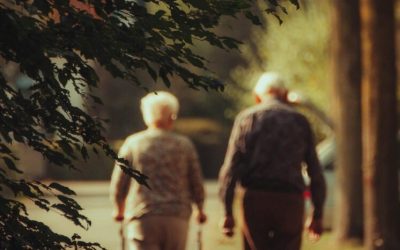 cuplu-batrani-intelepti-seniori-plimbare-casnicie-relatie-romantica-longevitate-e1715966377412.jpg - ReporterUrban