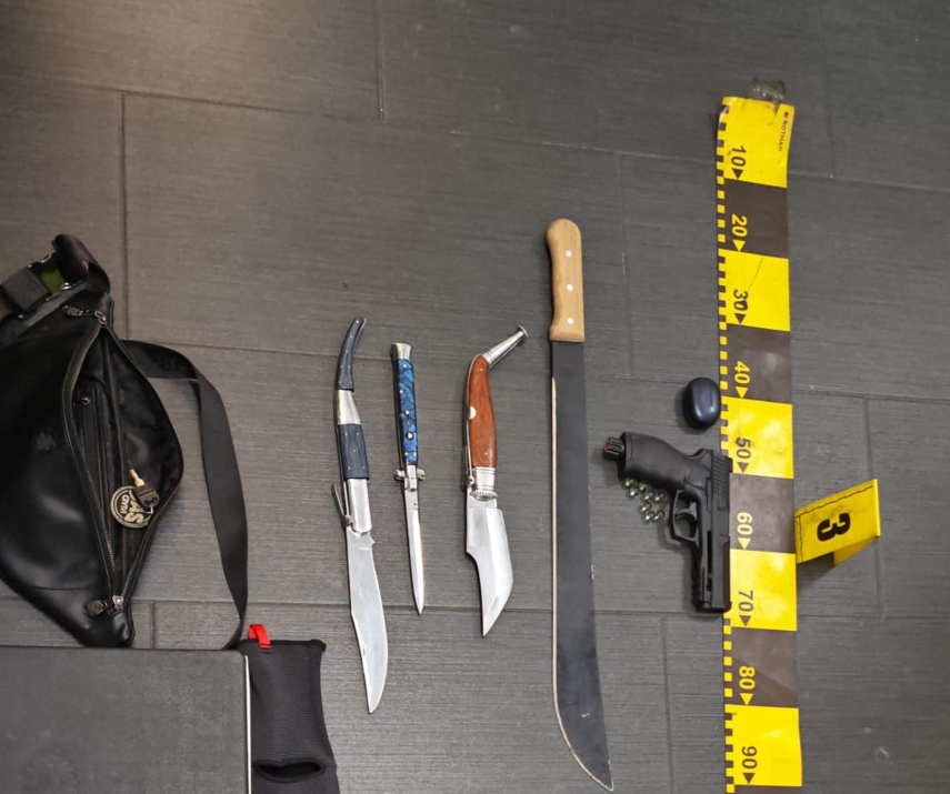 Violentă în sala de fitness: Conflictul escaladează cu arme albe Un scandal violent a izbucnit într-o sală de fitness din Sectorul 6 al Capitalei, soldându-se cu reținerea a șapte tineri, cu vârste cuprinse între 16 și 25 de ani