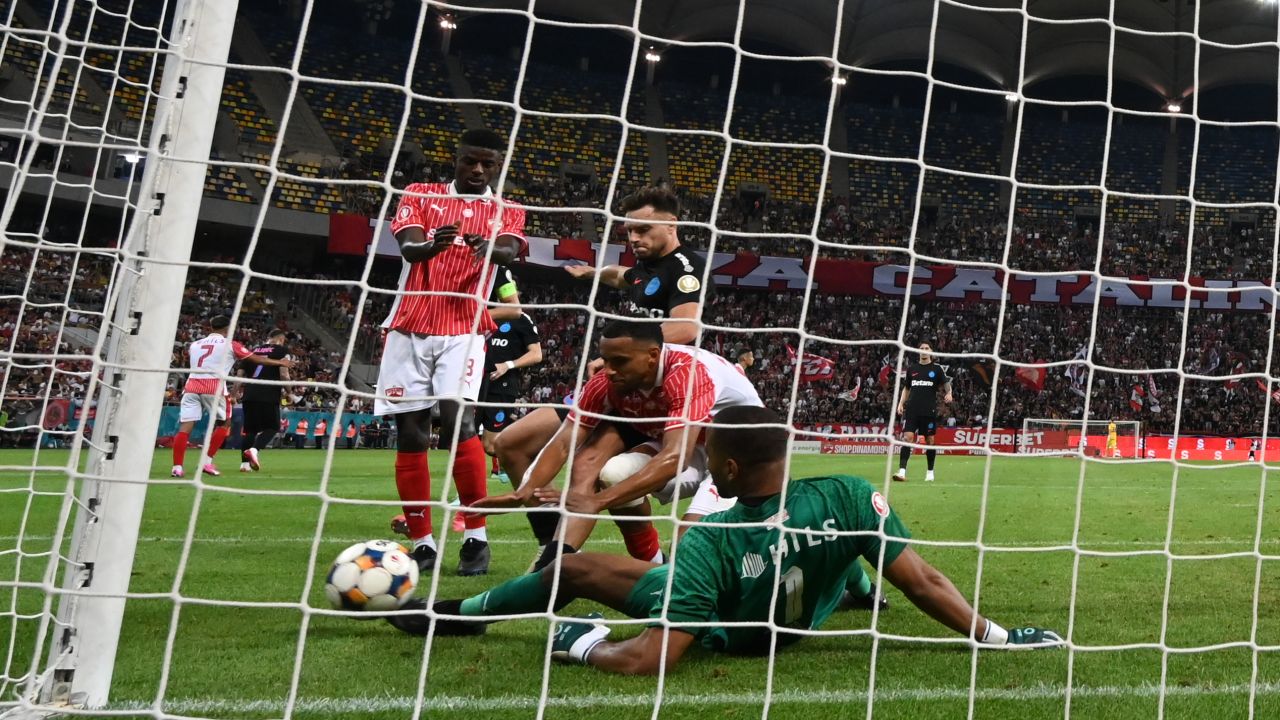 Dinamo București, lovitură grea înainte de reluarea sezonului Devis Epassy, portarul titular al echipei Dinamo București, se confruntă cu o problemă de sănătate și nu va participa la cantonamentul din Antalya, ceea ce are un impact semnificativ asupra pregătirii echipei pentru debutul oficial al anului