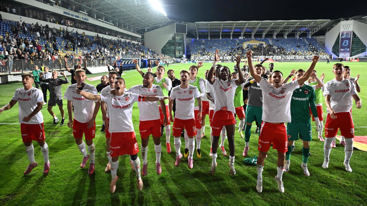 Dinamo București continuă căutările pentru consolidarea atacului Perfomanțele Modeste Cruz și Impactul Lor Dinamo București se află într-o situație delicată în această perioadă de mercato, căutând cu disperare un atacant care să aducă un suflu nou echipei