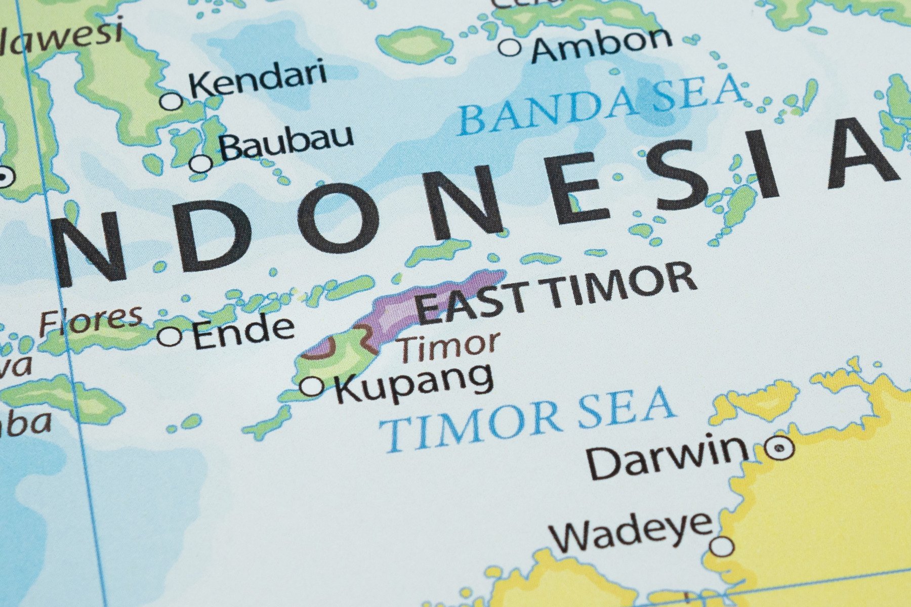 Un incident șocant a zguduit recent insula Sumatra, în Indonezia, unde o tânără de numai 21 de ani a fost supusă unei pedepse publice extrem de dureroase pentru încălcarea legii religioase islamice Sharia, în timp ce alte trei femei au primit, de asemenea, condamnări pentru aceleași delicte