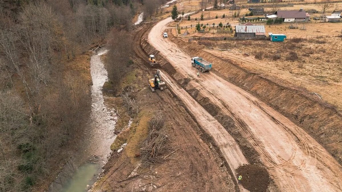 Modernizarea mai costisitoare a drumului Valea Doftanei: o investiție de peste 330 de milioane de lei Proiectul de modernizare a drumului județean DJ 102I, cunoscut ca „Drumul din Valea Doftanei”, a înregistrat o creștere semnificativă a bugetului, fiind estimat acum la peste 333 de milioane de lei fără TVA