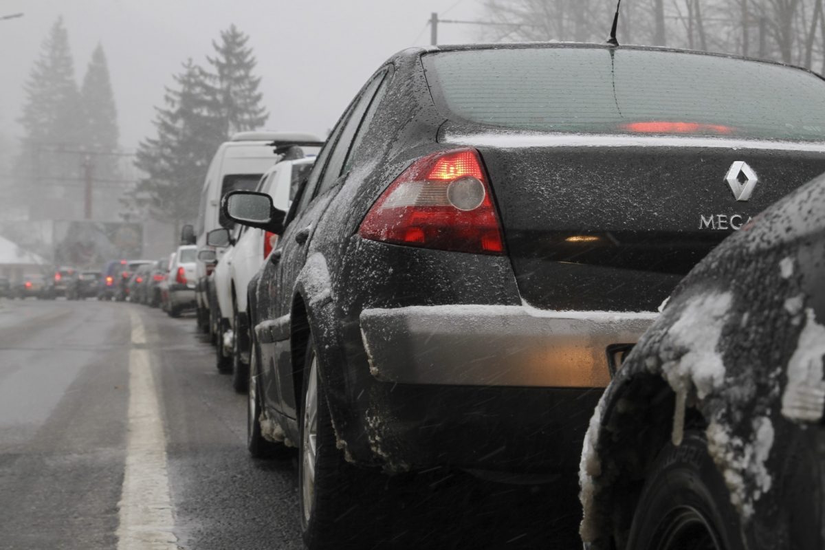 Trafic infernal pe DN1: cozi de aproape 7 kilometri în Prahova, pe sensul spre Brașov Unul dintre cele mai aglomerate trasee din țară, DN1, a devenit astăzi scena unor cozi impresionante, în special pe sensul de deplasare spre Brașov, unde traficul a ajuns la niveluri record pentru această perioadă a anului