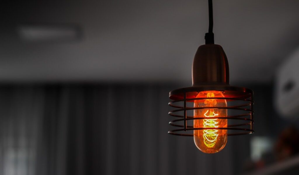 economie-curent-electric-facturi-energie-electrica-bec.jpg - ReporterUrban