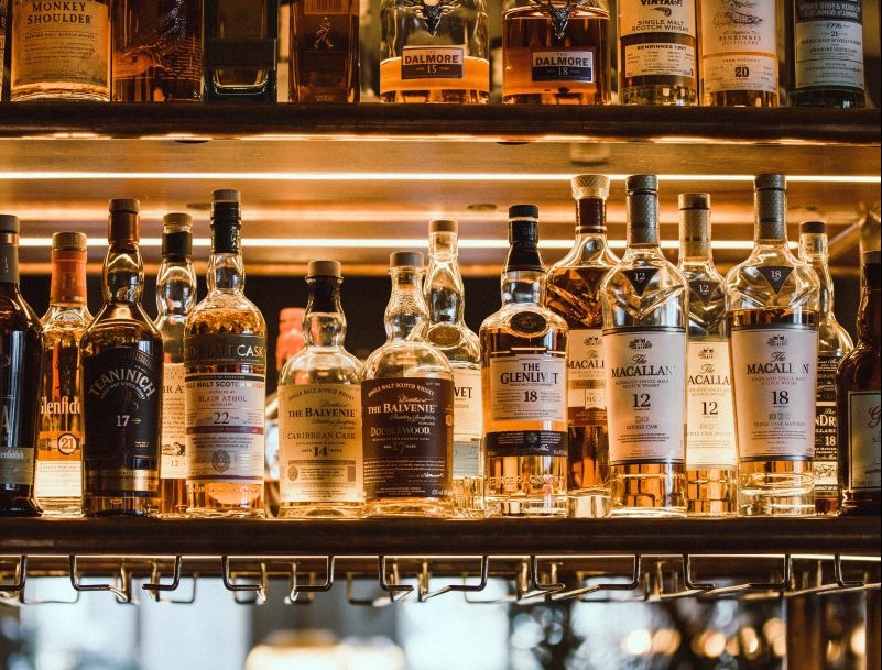 Declin semnificativ în consumul de băuturi spirtoase: o reducere de 7% în 2025 față de anul precedent Consumul de băuturi spirtoase din România a înregistrat o scădere abruptă în anul 2025, conform datelor oferite de Asociaţia Patronală Spirits România
