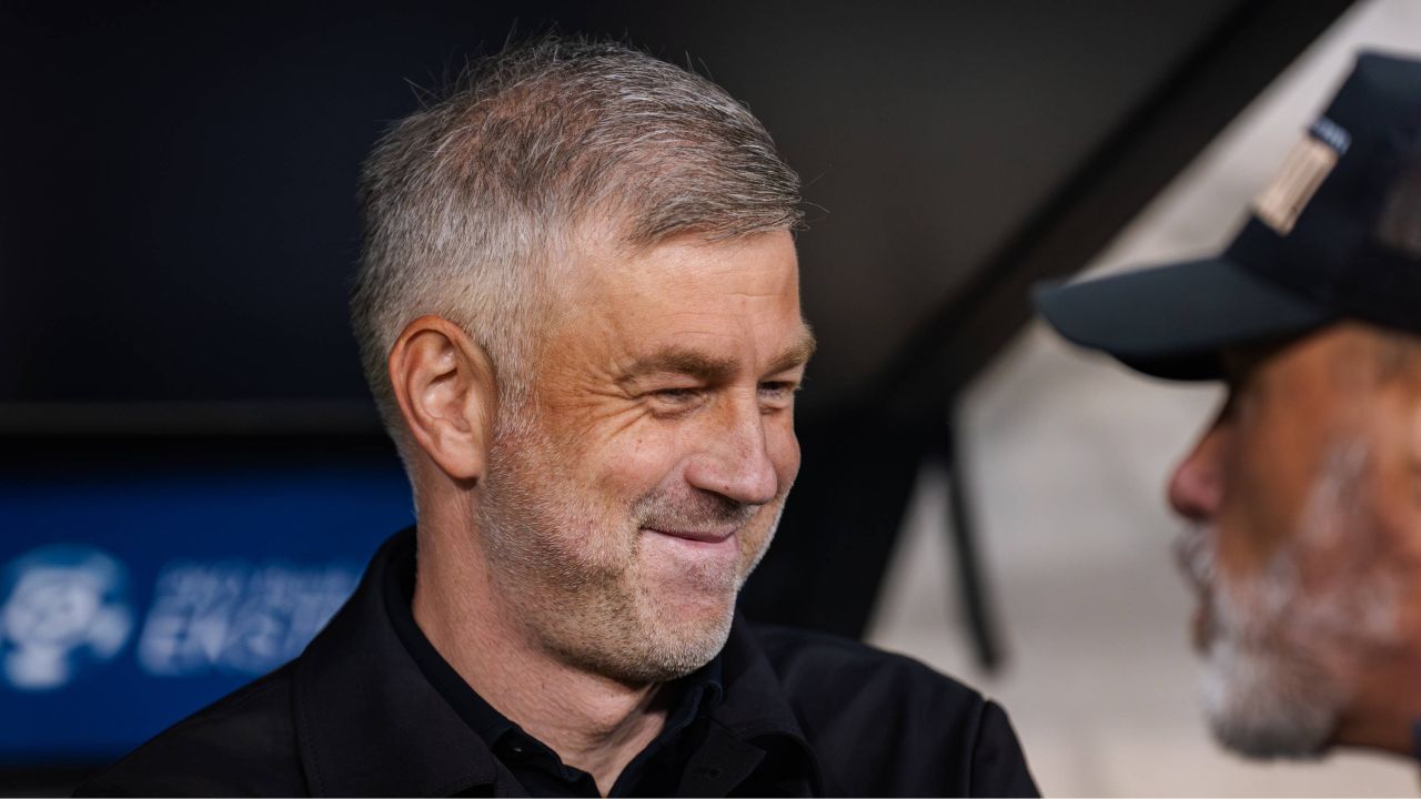 Edward Iordănescu, pe cale să își definească viitorul în fotbalul internațional Fostul selecționer al naționalei României, Edward Iordănescu, se află în fața unei oportunități extrem de atractive, care l-ar putea propulsa pe scena fotbalului european