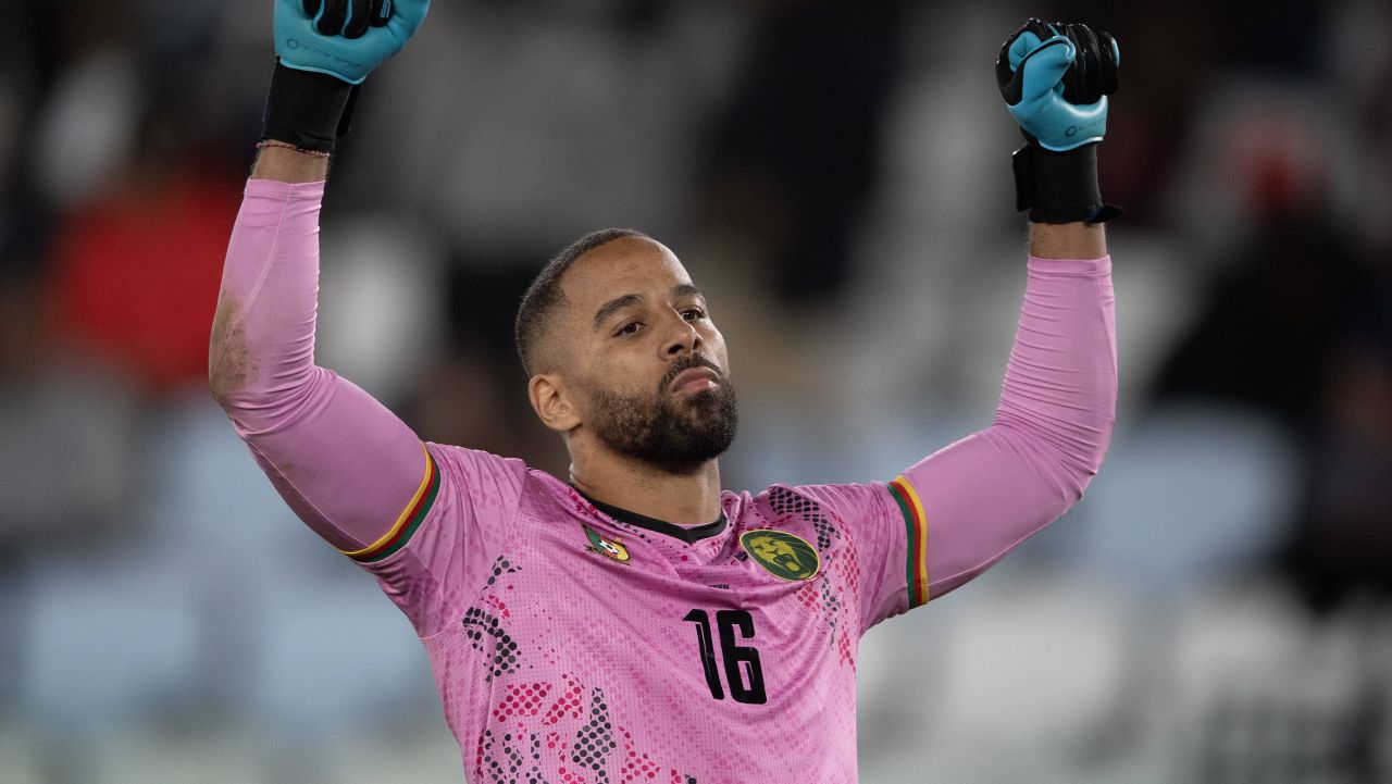 Camerunul, cu Devis Epassy în poartă, se pregătește pentru duelul cu Maroc Camerunul s-a calificat în sferturile de finală ale Cupei Africii pe Națiuni (CAN 2025) după o victorie strânsă împotriva Africii de Sud, scor 2-1