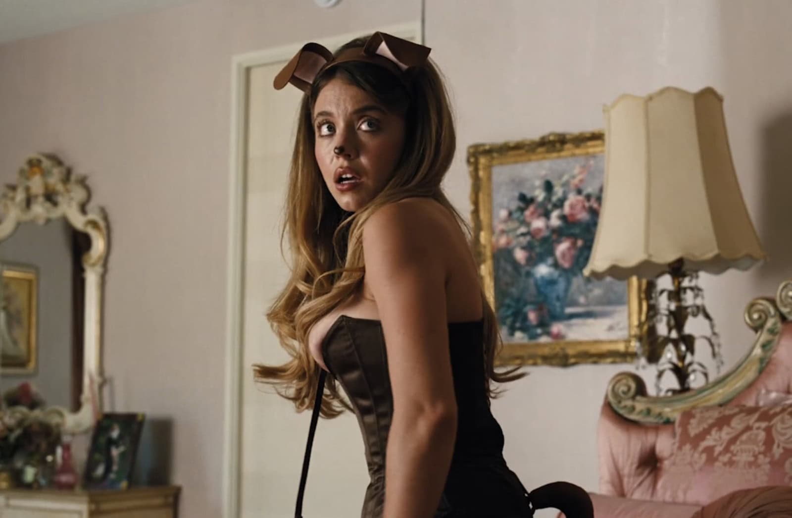 „Euphoria” se întoarce pe micile ecrane, cu un nou sezon plin de dramă și intensitate HBO a lansat recent trailerul celui de-al treilea sezon al mult-așteptatei serii „Euphoria”, marcând întoarcerea pe micile ecrane a unei povești captivante care explorează complexitatea adolescenței moderne