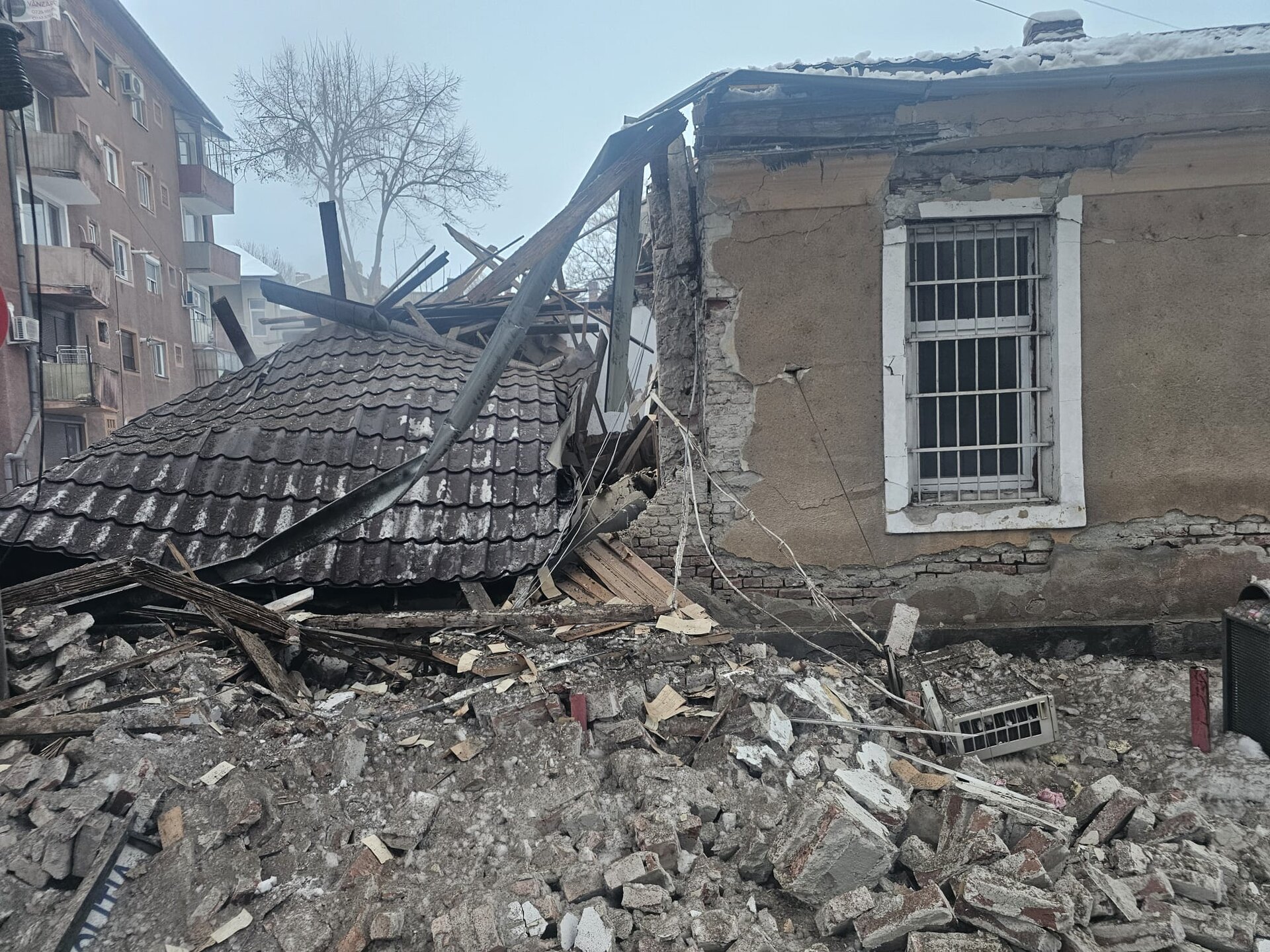 Explozie la sediul Poliției Rutiere din Lugoj, cauzată de o conductă de gaz fisurată Un eveniment grav a avut loc miercuri dimineața la sediul Poliției Rutiere din Lugoj, județul Timiș, lăsând în urmă trei angajați răniți și întrebări legate de cauzele deflagrației