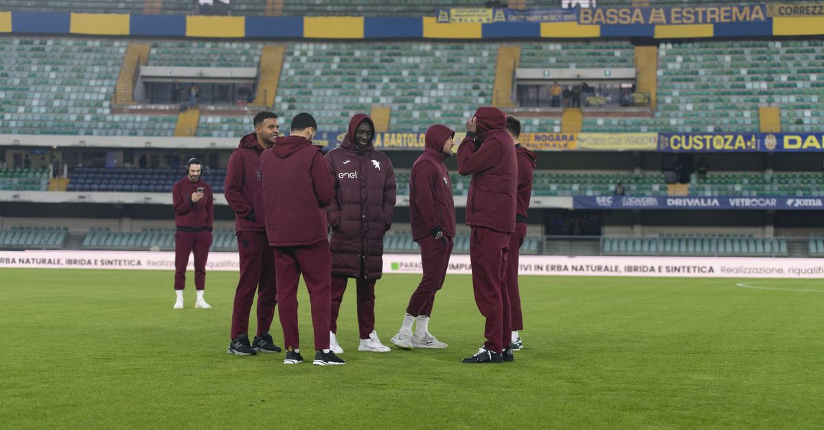 Verona și Torino, o confruntare tensională înaintea fluierului de start Meciul dintre Hellas Verona și Torino, programat pentru ora 18:00 la stadionul Bentegodi, captează atenția fanilor și experților