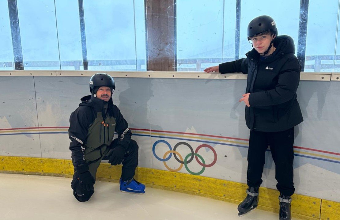 Alex Urzică, noua speranță a gimnasticii românești, își începe călătoria la Cheile Grădiștei Cele cinci zile de cantonament de la Cheile Grădiștei au marcat debutul pregătirii fizice accelerate pentru Alex Urzică, în vârstă de 14 ani, fiul legendarului Marius Urzică, singurul campion olimpic al României la gimnastică masculină