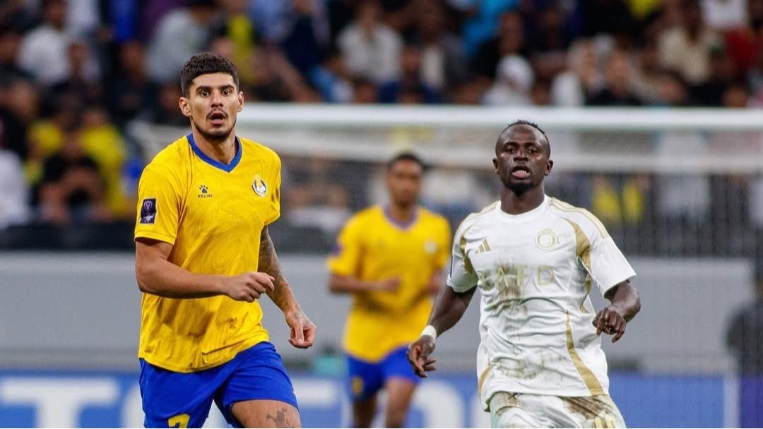 Florinel Coman, pe firul istoriei în Qatar Stars League Într-o seară electrizantă în Qatar Stars League, Florinel Coman continuă să strălucească pe teren, având șansa de a deveni unul dintre cei mai respectați jucători români din recentul context al fotbalului internațional