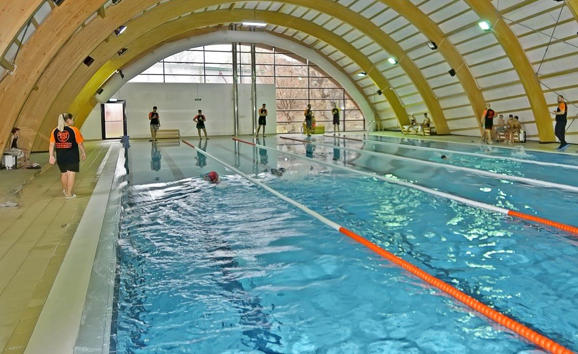 Plata abonamentelor de înot la școlile din Sector 1 se va face în conturile Municipiului București, pentru o administrare mai clară și mai transparentă Sectorul 1 al Capitalei a decis să modifice modul în care se efectuează plățile pentru cursurile de înot organizate în cadrul școlilor „Sfântul Nicolae” și nr