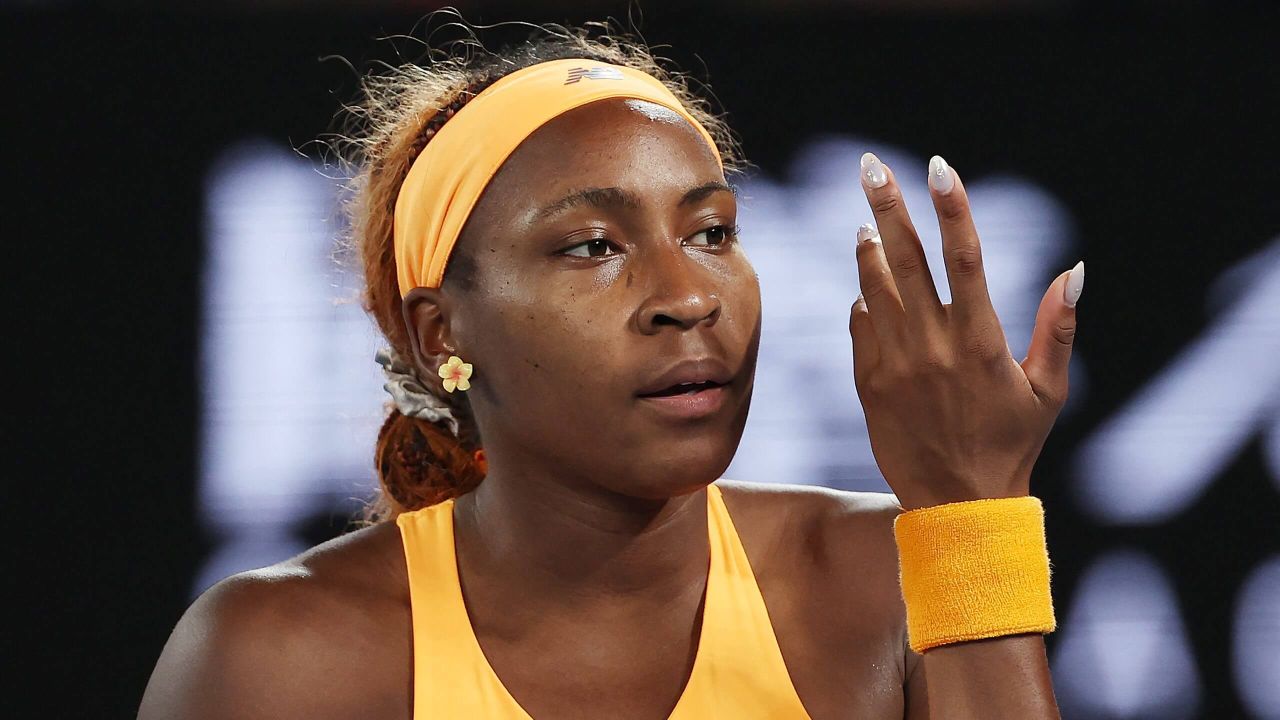 Coco Gauff, eliminată în sferturile Australian Open 2026, trăiește un moment dramatic Coco Gauff, tânăra jucătoare de tenis în vârstă de 21 de ani și numărul 3 în clasamentul WTA, a fost eliminată în sferturile de finală ale Australian Open 2026