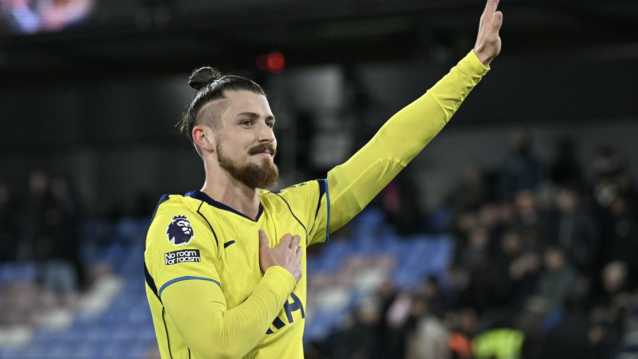 Radu Drăgușin: Saga transferului fără sfârșit Transferul tânărului fundaș român Radu Drăgușin continuă să țină capul de afiș al presei sportive din România