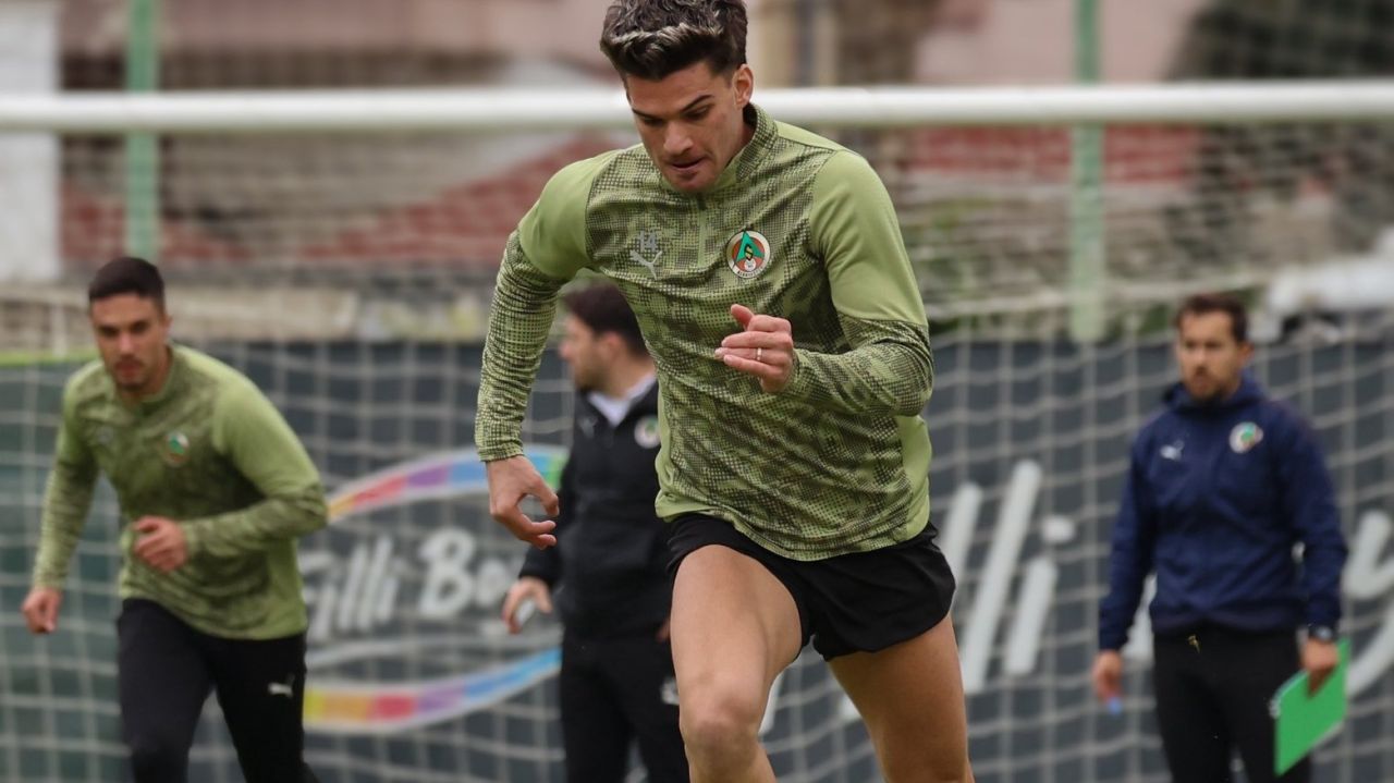 Hagi își conduce echipa spre victorie în Cupa Turciei Într-o seară plină de emoții și intensitate pe terenul de fotbal, echipa antrenată de Gheorghe Hagi, Alanyaspor, a obținut o victorie esențială în faza grupelor din Cupa Turciei