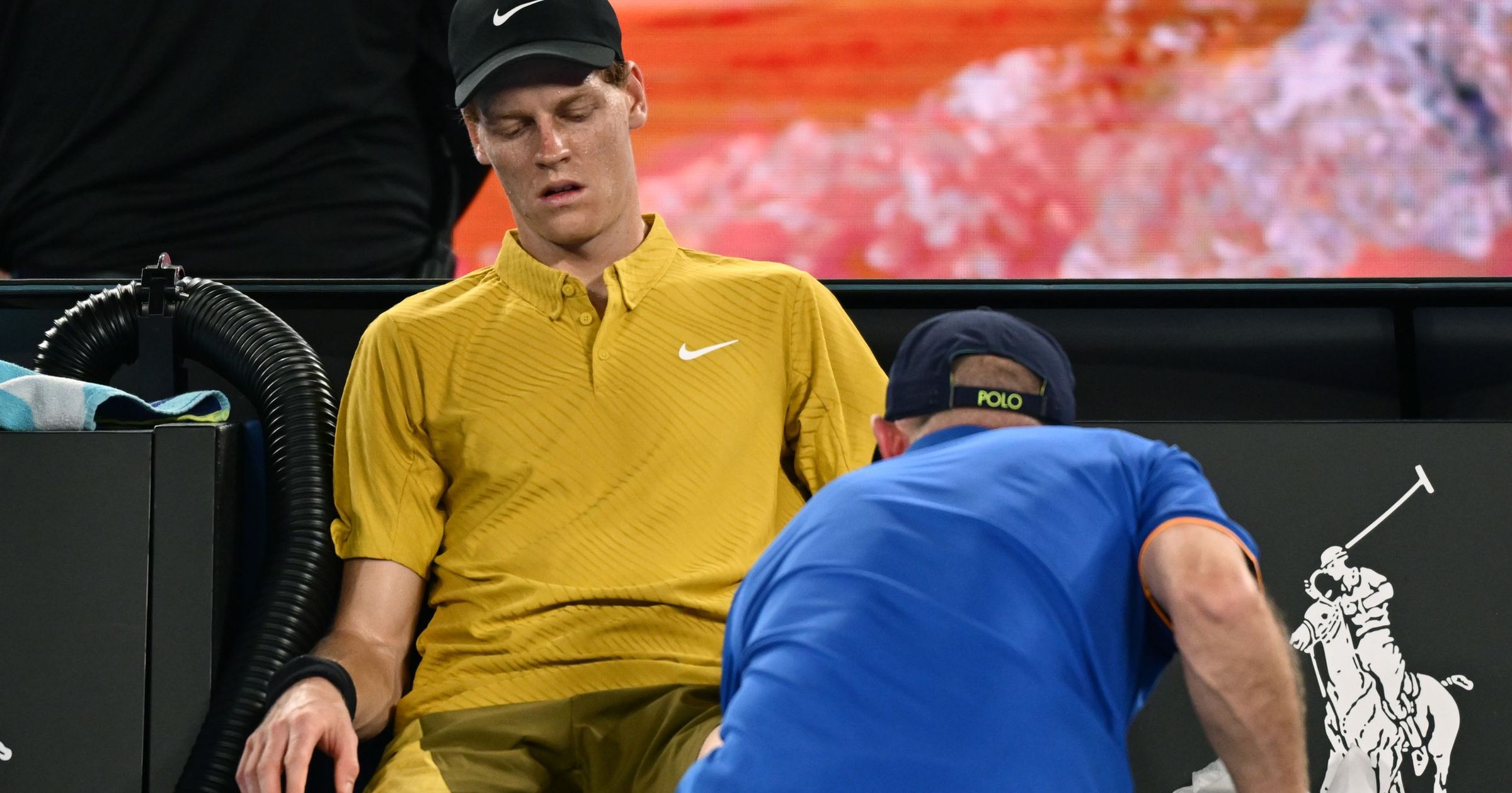 Jannik Sinner, la un pas de abandon în turul 3 de la Australian Open Jannik Sinner a reușit să își continue parcursul la Australian Open, dar nu fără momente de incertitudine