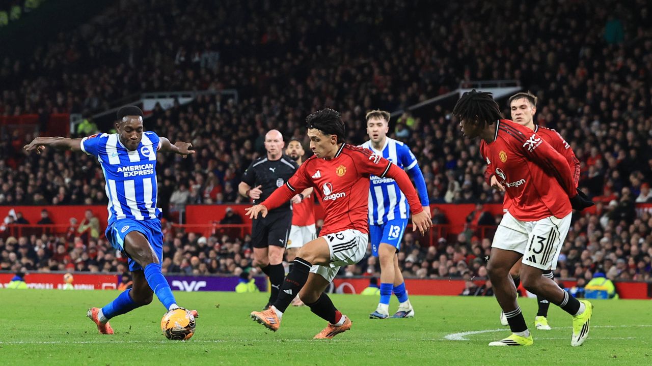 Urmărim duelul dintre Manchester United și Brighton: O critică a performanțelor și o analiză a strategiei Meciul de ieri seară dintre Manchester United și Brighton a adus în prim-plan intensitatea și imprevizibilitatea fotbalului englez, cu o confruntare care promitea multe, dar a ridicat întrebări serioase cu privire la forma ambelor echipe