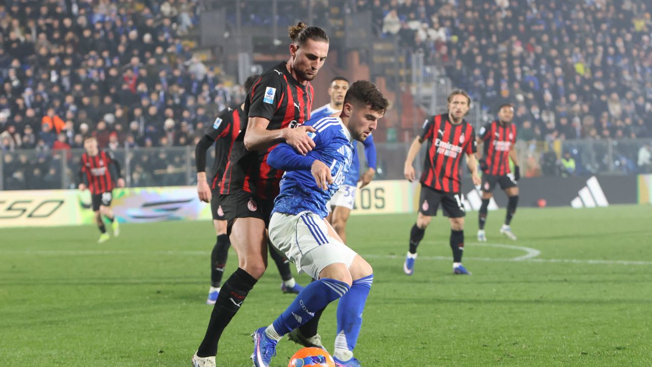 AC Milan își menține pretențiile la titlu cu o victorie concludentă împotriva lui Como AC Milan a demonstrat din nou că este o forță a fotbalului italian, învingând-o pe Como cu scorul de 3-1, într-un meci restant din etapa a 16-a a Serie A