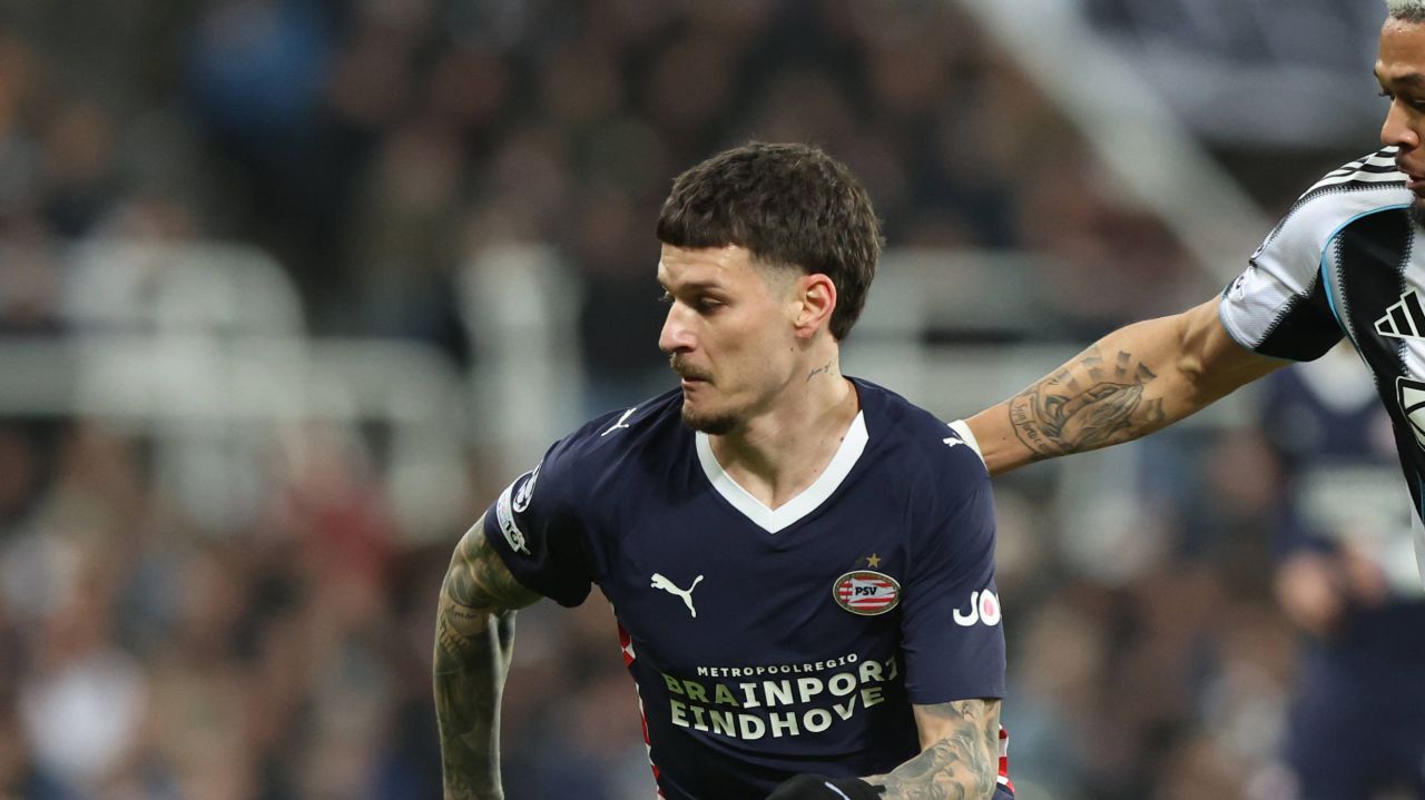 Coțofenele strălucesc în confruntarea cu Olanda Miercuri seară, pe stadionul din Amsterdam, naționala României a oferit o demonstrație de forță fotbalistică, înfruntând echipa Olandei într-un meci care va rămâne în istoria sportului românesc