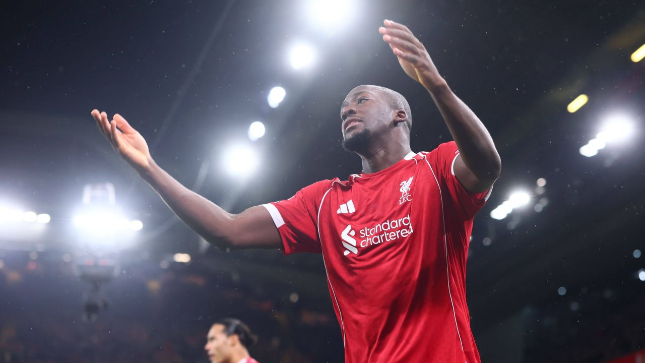 Ibrahima Konate strălucește pe Anfield după o perioadă de doliu: Liverpool învinge Newcastle cu 4-1 Pe Anfield, emoțiile au fost la cote maxime în seara de sâmbătă, când Ibrahima Konate a făcut o revenire memorabilă în echipă, marcând un gol convingător în victoria categorică a lui Liverpool împotriva celor de la Newcastle, scor 4-1