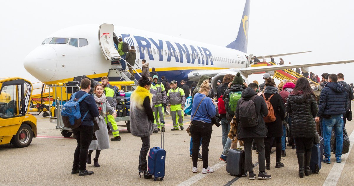 Zbor Ryanair întors de urgență după turbulențe severe Un avion al companiei Ryanair, care efectua zborul FR1121 pe ruta Birmingham – Tenerife, a fost nevoit să se întoarcă la aeroportul de plecare duminică, 28 decembrie, din cauza turbulențelor severe întâmpinate la altitudinea de 35.000 de picioare, deasupra regiunii Bretania din Franța