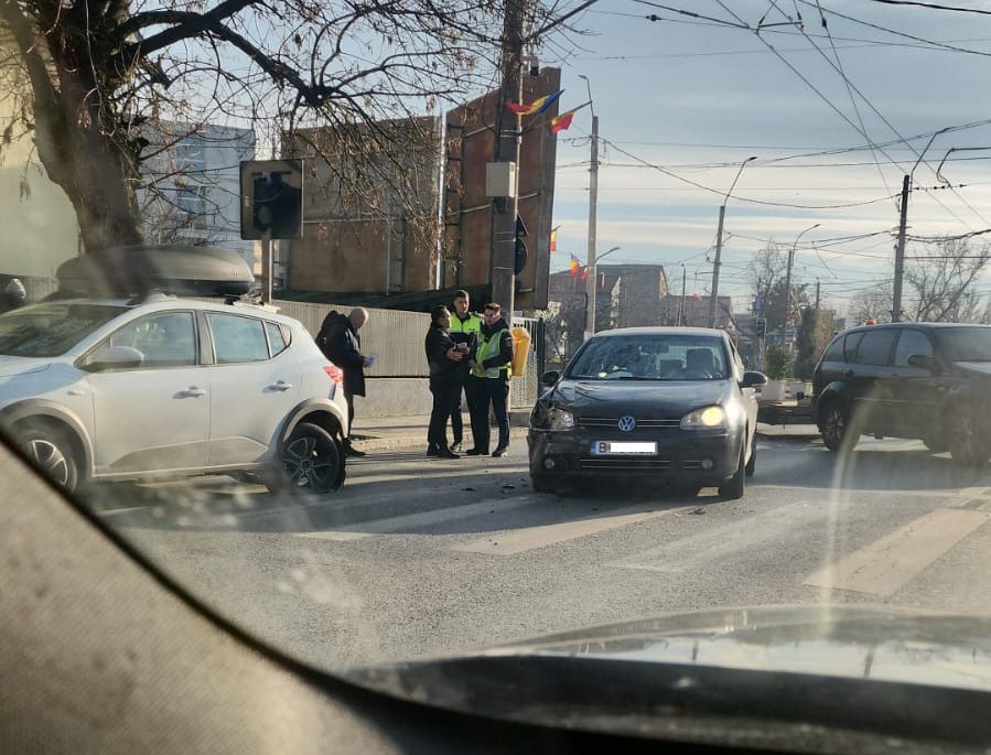Intersecția dintre Șoseaua Alexandriei, Strada Antiaeriană și Șoseaua București-Măgurele rămâne unul dintre cele mai problematici noduri rutiere din București, o zonă unde riscul de accidente crește din cauza dubiilor legate de funcționarea semafoarelor și a traficului aglomerat