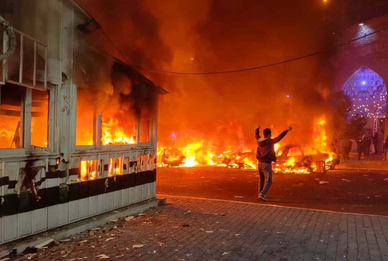 Iranul încrâncenat: Proteste noi la Teheran și temeri de represalii violente Sâmbătă seara, protestele din Iran au reapărut pe străzile capitalei, Teheran, în ciuda eforturilor regimului de a le suprima