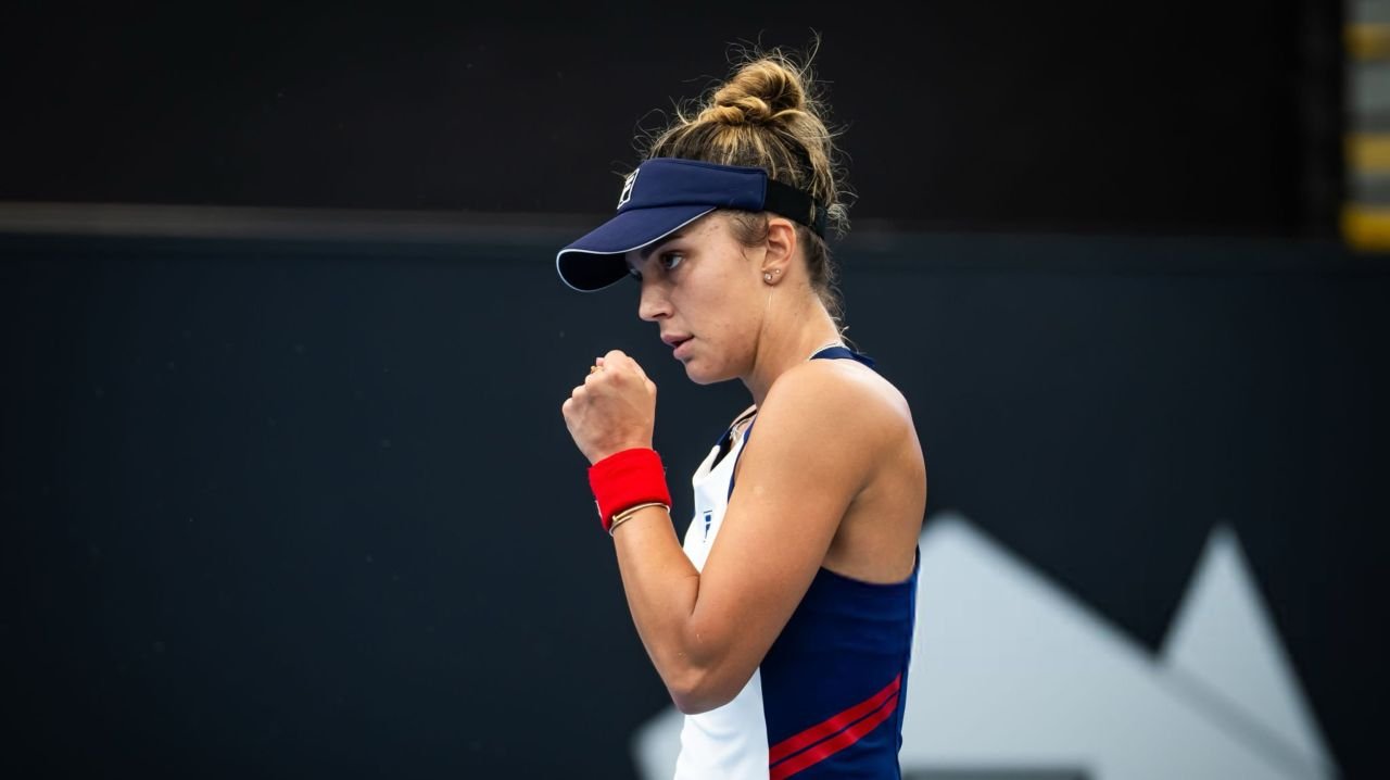 Jaqueline Cristian avansează la Adelaide, avându-l ca victimă pe un fost număr 8 WTA Jaqueline Cristian a oferit o surpriză de proporții pe terenul de tenis din Adelaide, învingând-o pe Maria Sakkari, actuala ocupantă a locului 11 în clasamentul WTA