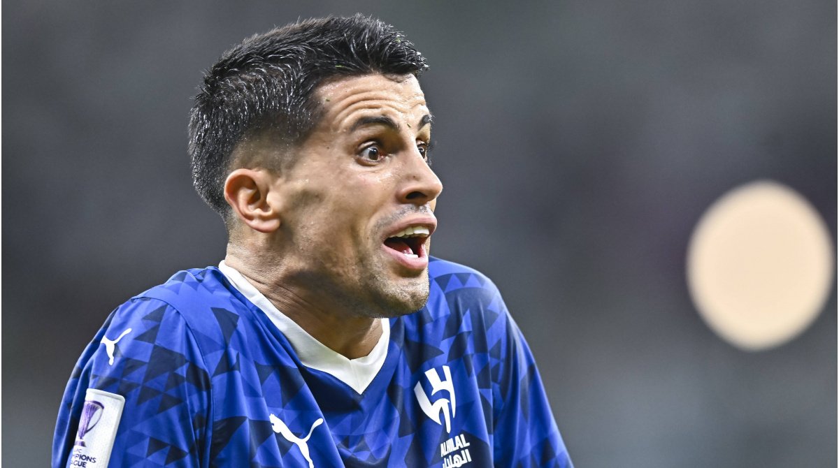 João Cancelo, pe cale de a reveni la Barcelona João Cancelo, fundașul portughez aflat într-o situație incertă la Al-Hilal, este foarte aproape de o întoarcere în fotbalul european, cu FC Barcelona având avantajul în fața lui Inter Milano