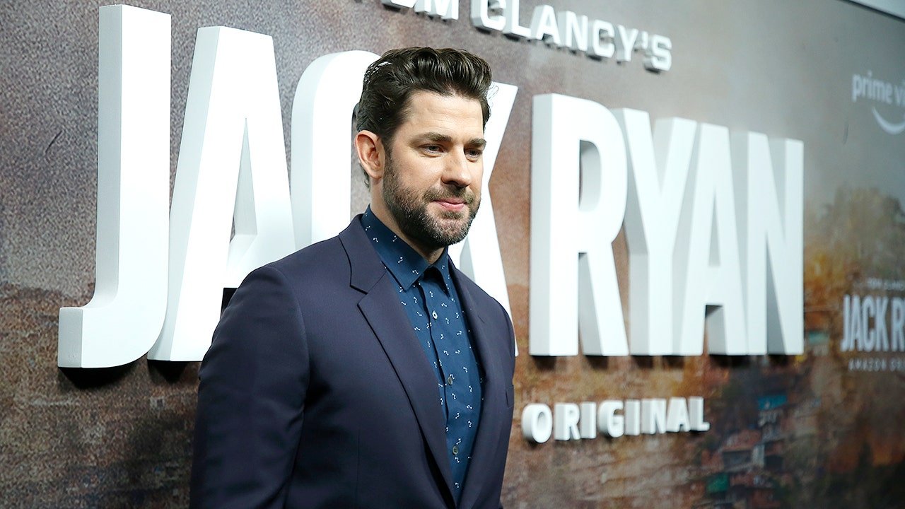 Paralelele surprinzătoare dintre ficțiune și realitate Carlton Cruse, co-creatorul serialului Amazon „Jack Ryan”, a adus în prim-plan similitudinile îngrijorătoare dintre povestea din serial și recentele atacuri militare ale Statelor Unite împotriva Venezuelei