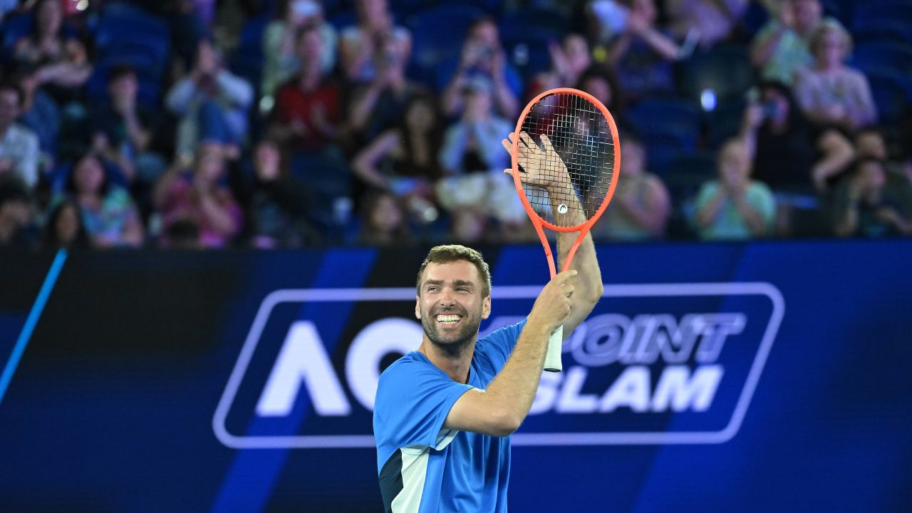Tenismen amator din Australia triumfă la „One Point Slam” Un moment de neuitat s-a consumat pe terenurile de la Openul Australian, unde un tenismen amator din Australia a reușit, împotriva tuturor așteptărilor, să câștige „One Point Slam”, o competiție inovatoare care a adus un suflu proaspăt în lumea sportului alb