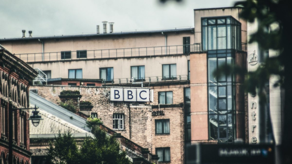 BBC plătește o sumă considerabilă pentru incidentele în contextul războiului din Gaza Un incident controversat a zguduit recent lumea mass-media și a readus în centrul atenției dilemele etice legate de jurnalisme în zonele de conflict