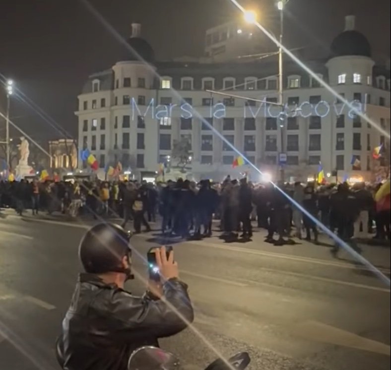 Mesajul „Marș la Moscova” afișat joi seara pe fațadele clădirilor din Piața Universității a atras atenția atât a protestatarilor, cât și a vizitatorilor, ca parte a unui semicerc simbolic legat de tensiunile geopolitice actuale