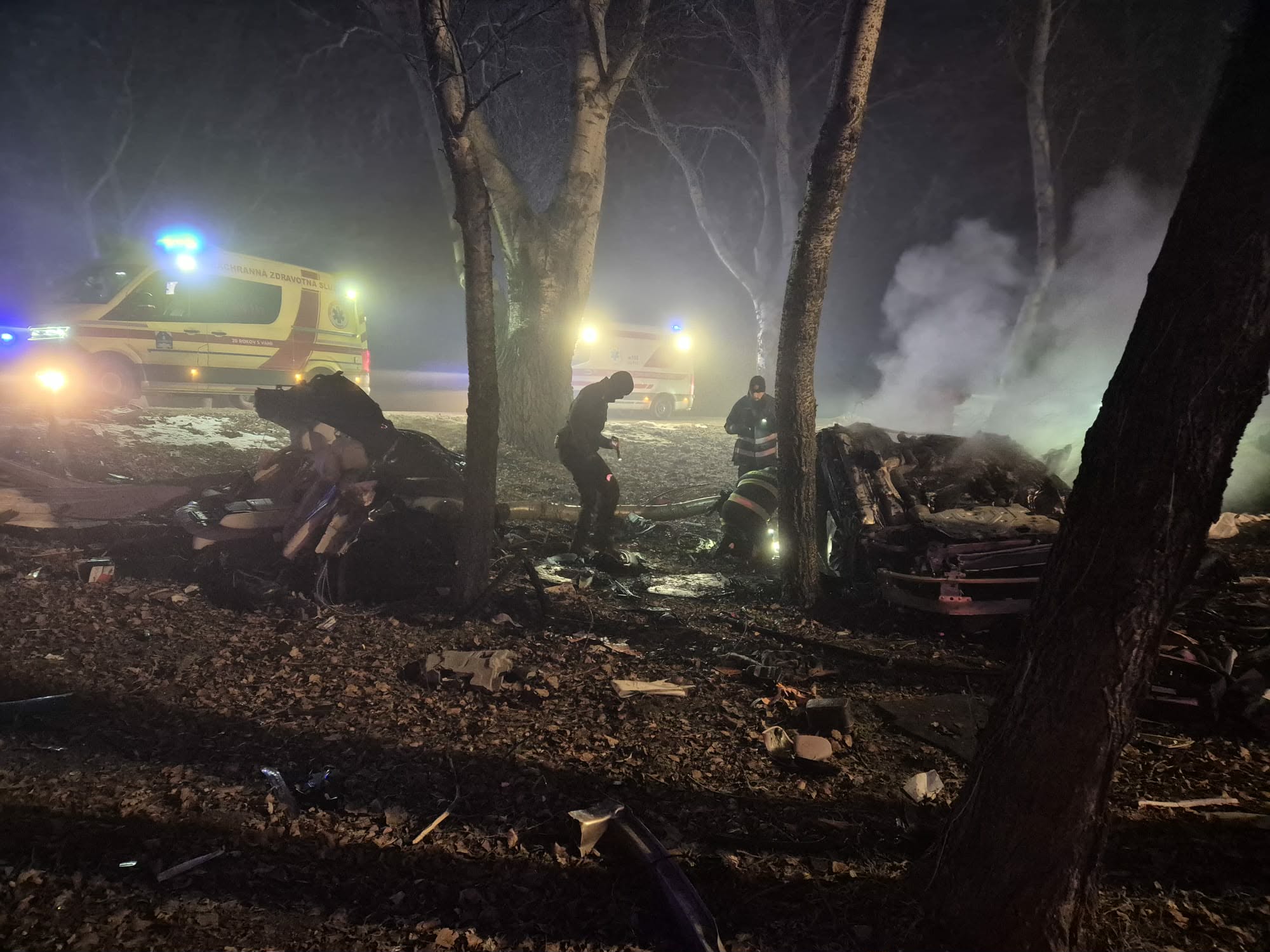 Accident tragic în Nagymegyer: O tânără a murit după ce a pierdut controlul asupra unui Mercedes Un accident fatal a avut loc în dimineața zilei de ieri, pe un drum din apropierea orașului Nagymegyer, când o șoferiță de 31 de ani a plonjat cu mașina într-o pădure