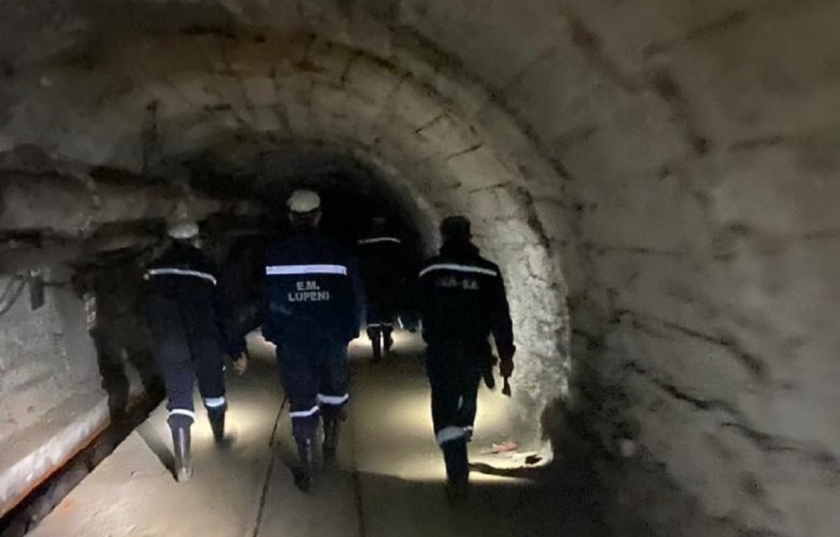 Lonea și Lupeni: Exploatările miniere din Valea Jiului vor funcționa în continuare, după amânarea deciziei de închidere Decizia de a închide definitiv minele Lonea și Lupeni, unele dintre cele mai vechi și mai importante unități miniere din Valea Jiului, a fost amânată pentru o perioadă nedeterminată