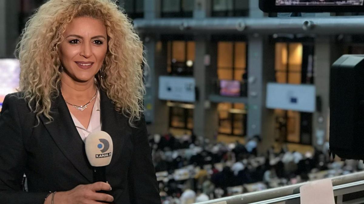 Nicoleta Drăgușin,ia condus la 46 de ani, o legendă a jurnalismului românesc Nicoleta Drăgușin, una dintre cele mai de seamă jurnaliste ale televiziunii românești, s-a stins din viață la doar 46 de ani, lăsând în urmă un gol imens în peisajul mediatic