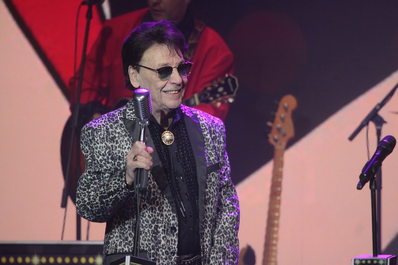 A murit Fenyő Miklós, legendarul artist maghiar al rockului În dimineața zilei de sâmbătă, comunitatea muzicală a fost zguduită de vestea morții lui Fenyő Miklós, un artist emblematic pentru generații de iubitori ai rockului, care a încetat din viață la vârsta de 79 de ani
