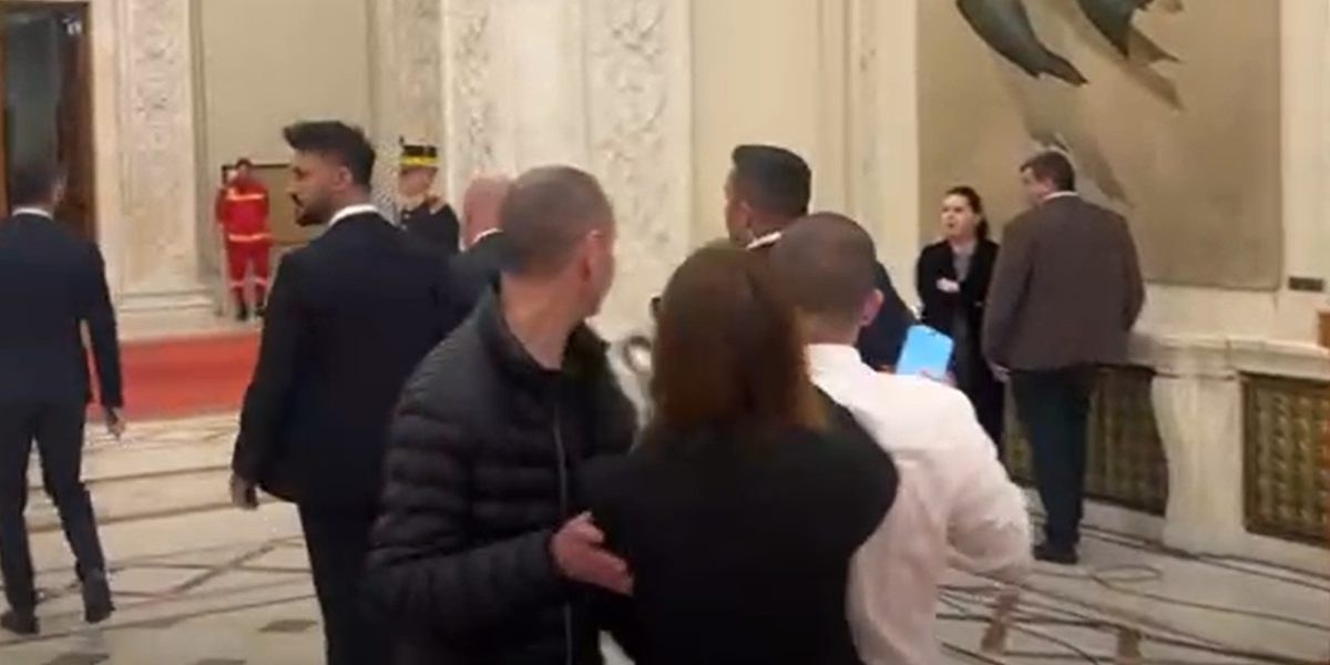 ofiter-de-presa-guvern-impinge-jurnalisti.jpg - ReporterUrban