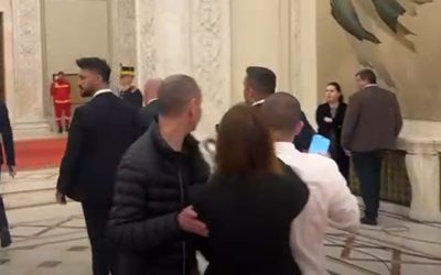 ofiter-de-presa-guvern-impinge-jurnalisti.jpg - ReporterUrban