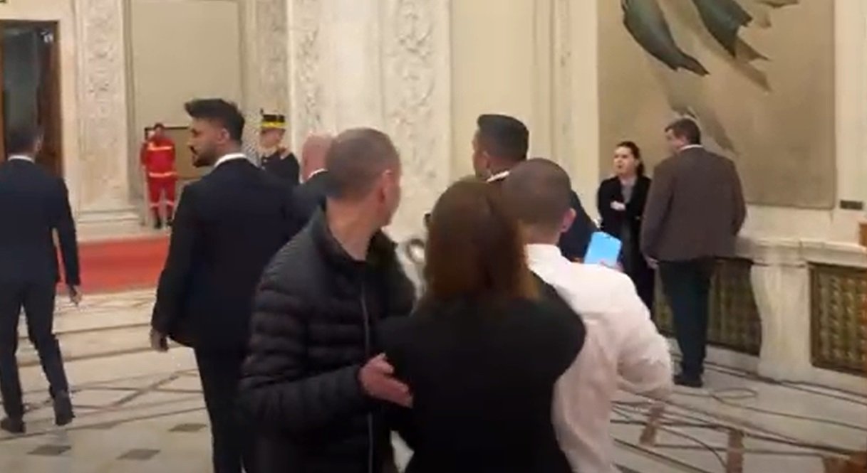 Ofițer de presă al Guvernului sancționat pentru comportament agresiv față de jurnaliști în Parlament Un incident tensionat petrecut la sfârșitul lunii noiembrie în holurile Parlamentului a atras atenția asupra modului în care reprezentanții instituțiilor publice gestionează interacțiunile cu mass-media