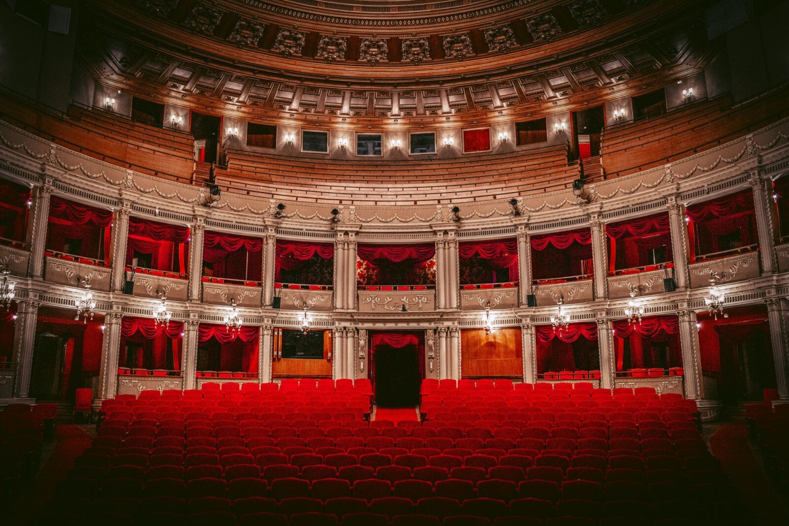 Ziua Culturii Naționale, sărbătorită anual pe 15 ianuarie, devine o ocazie importantă pentru stimularea și promovarea identității culturale a României, fiind marcată printr-o serie de evenimente care celebrează creația și patrimoniul național