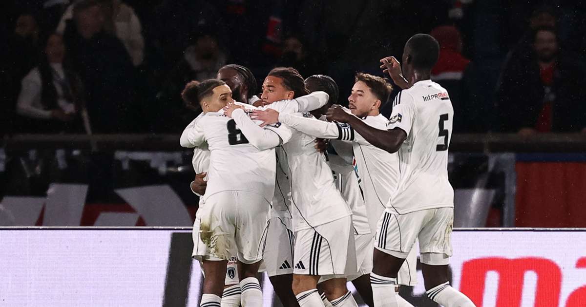 Paris FC șochează: Victorie istorică în fața PSG-ului pe Parc des Princes Jonathan Ikoné a adus o surpriză uriașă în fotbalul francez, înscriind golul victoriei care a permis Paris FC să învingă Paris Saint-Germain cu 1-0, în cadrul optimilor de finală ale Cupei Franței