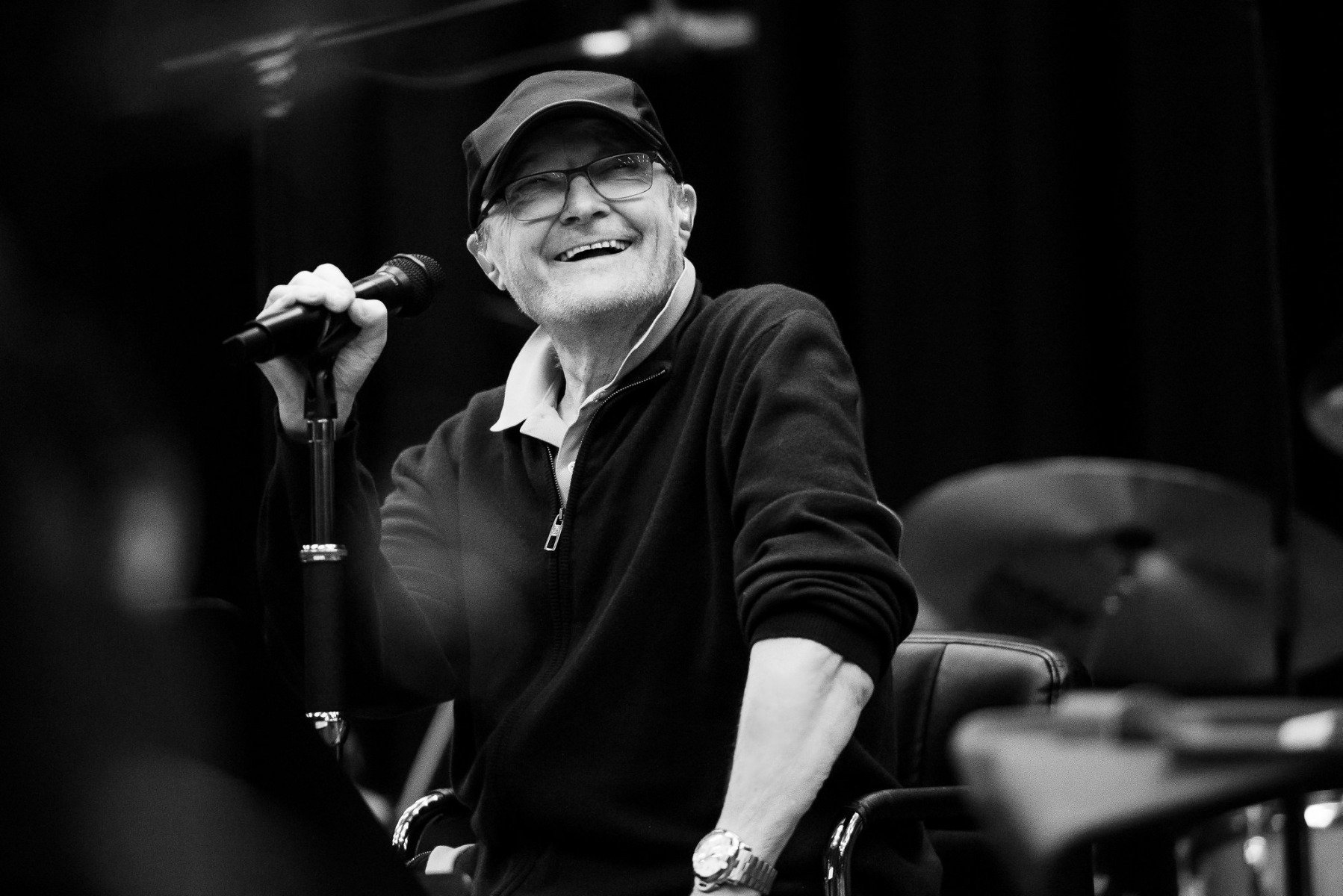 Phil Collins, legenda rock-ului britanic, a dezvăluit recent că se confruntă cu probleme de sănătate ce îi afectează semnificativ viața zilnică